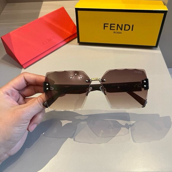 FENDI FF Logo Oversize Sunglasses - Picture 5 of 9